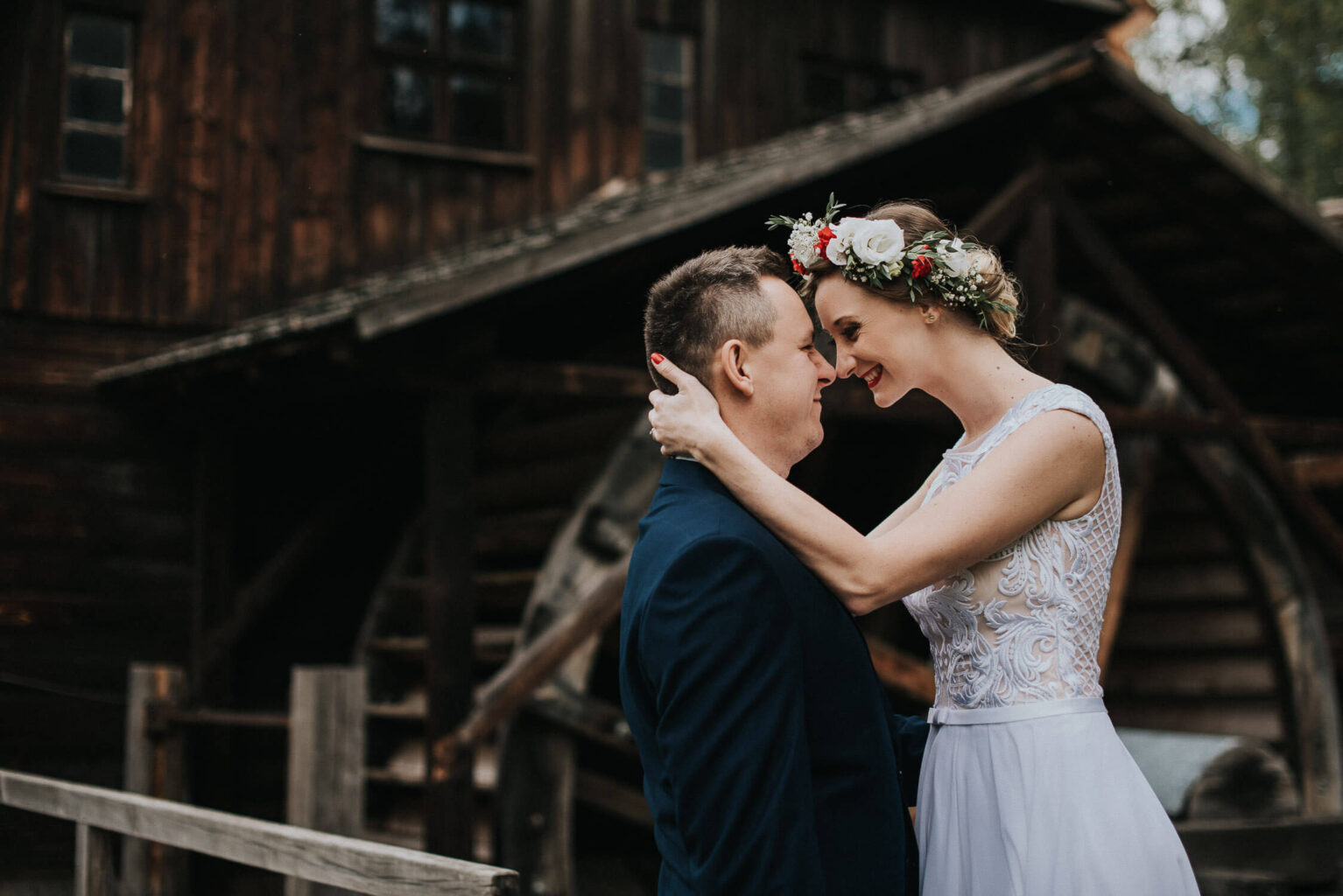 Para młoda przytula się w czasie rustykalnego pleneru ślubnego.