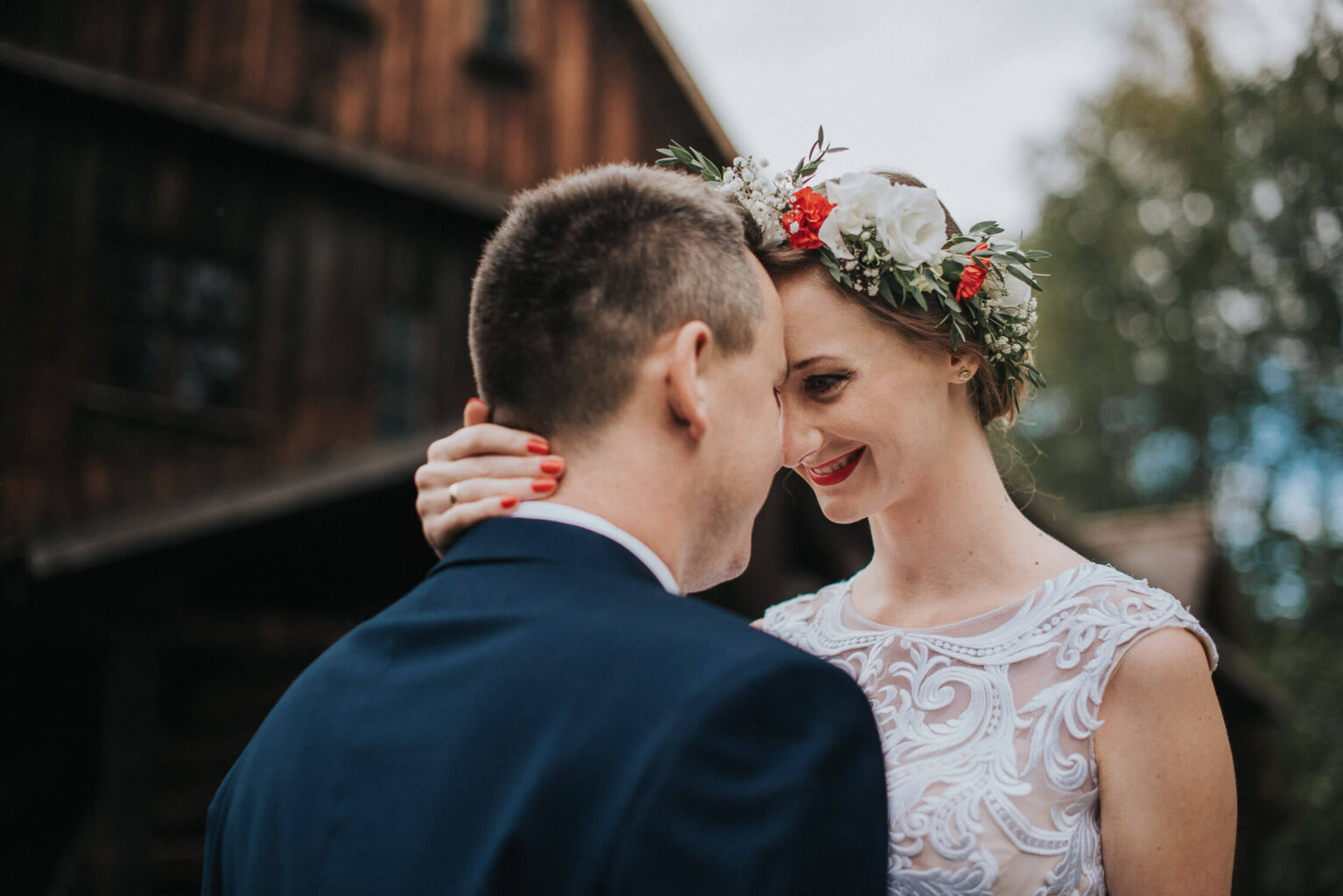 Rustykalna panna młoda uśmiecha się do pana młodego.