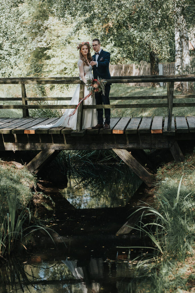 Para młoda pozuje na mostku w skansenie w Opolu