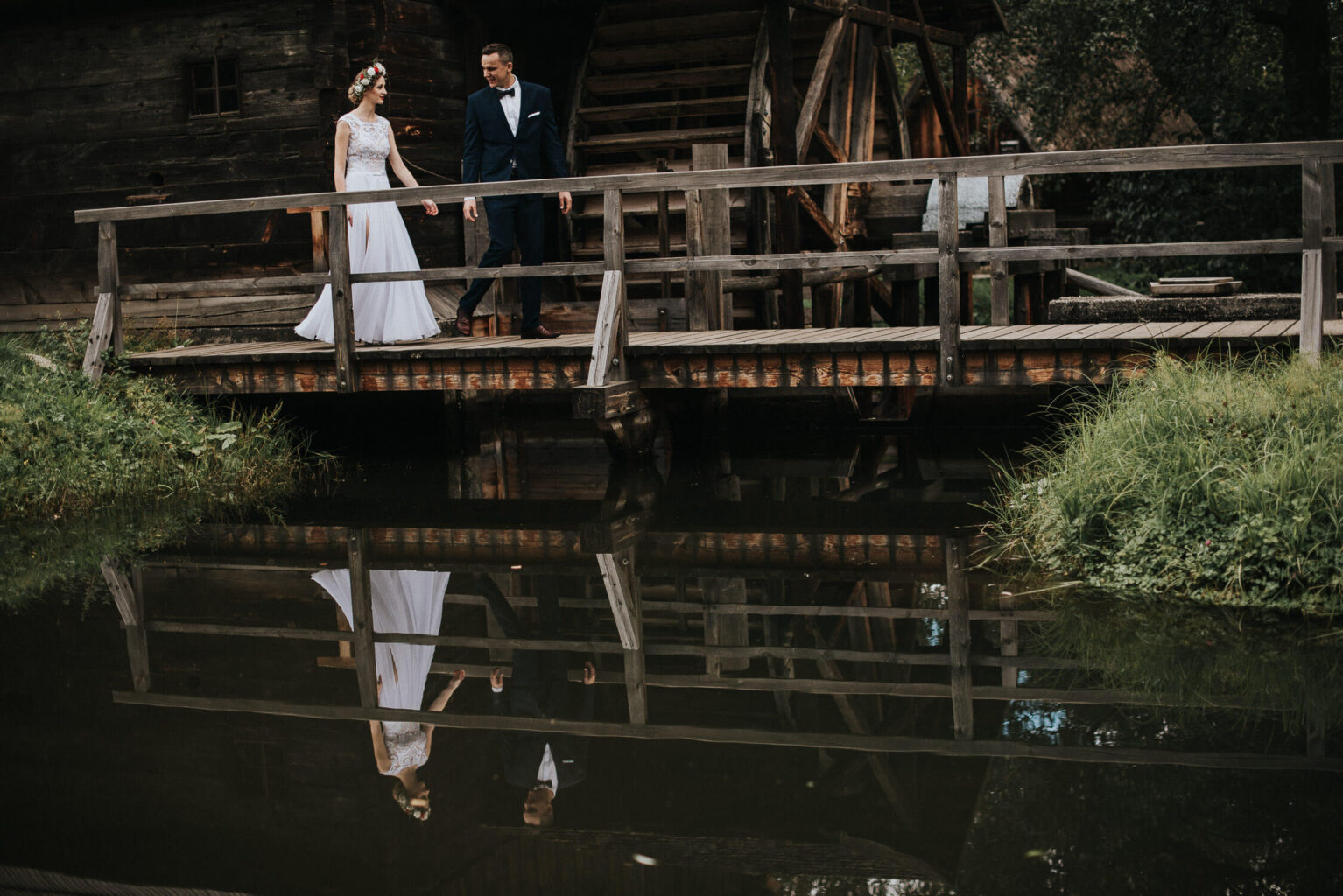 Para młoda spaceruje w Muzeum Wsi Opolskiej