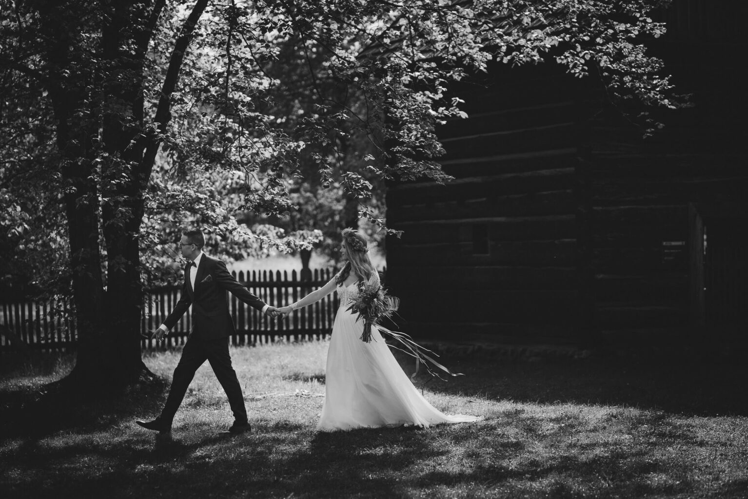 Czarno-biały kadr z sesji zdjęciowej w Muzeum Wsi Opolskiej