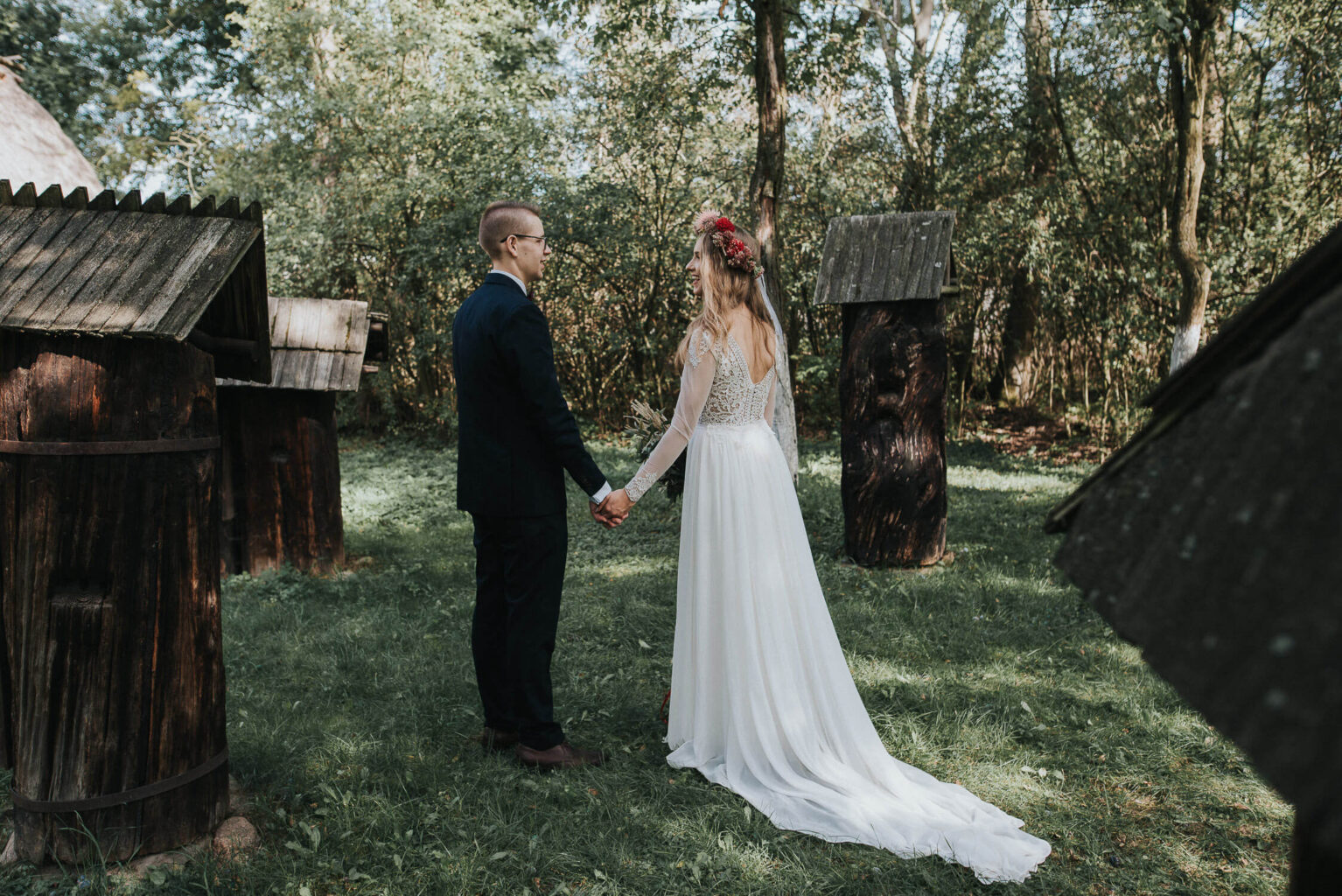 Para młoda pozuje na tle uli w Muzeum Wsi Opolskiej