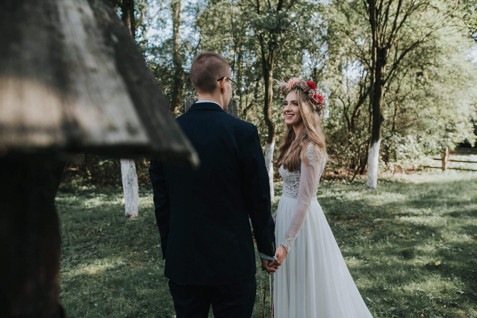 Para młoda pozuje na tle uli w Muzeum Wsi Opolskiej