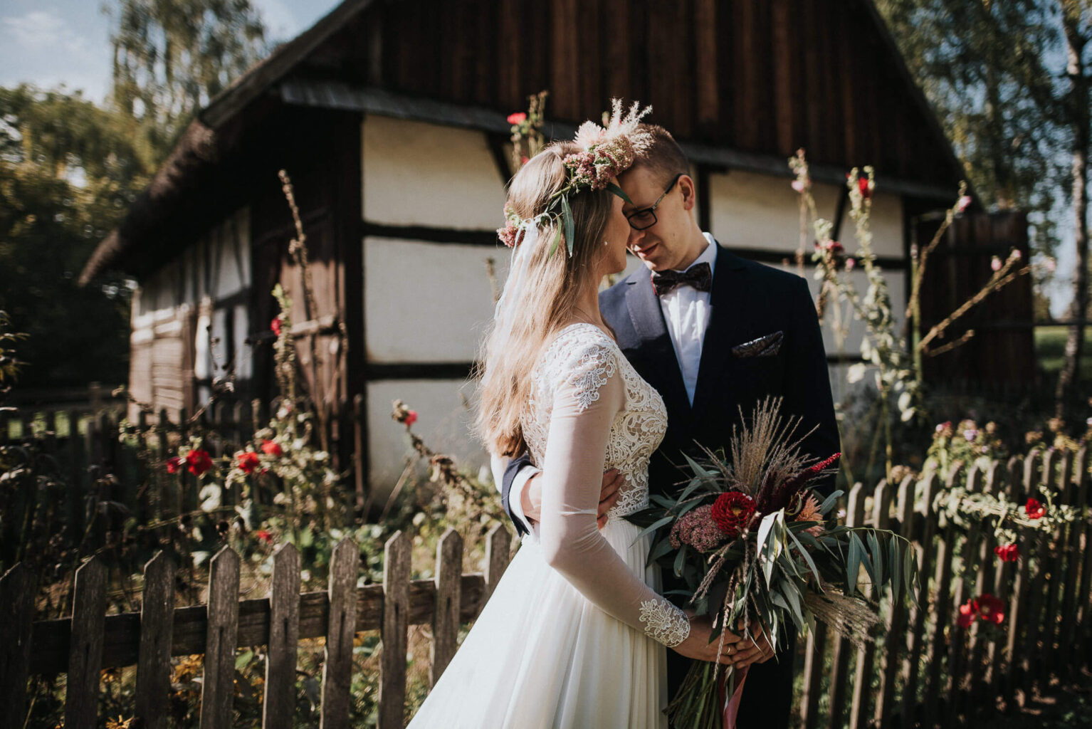 Para młoda podczas rustykalnej sesji zdjęciowej w skansenie