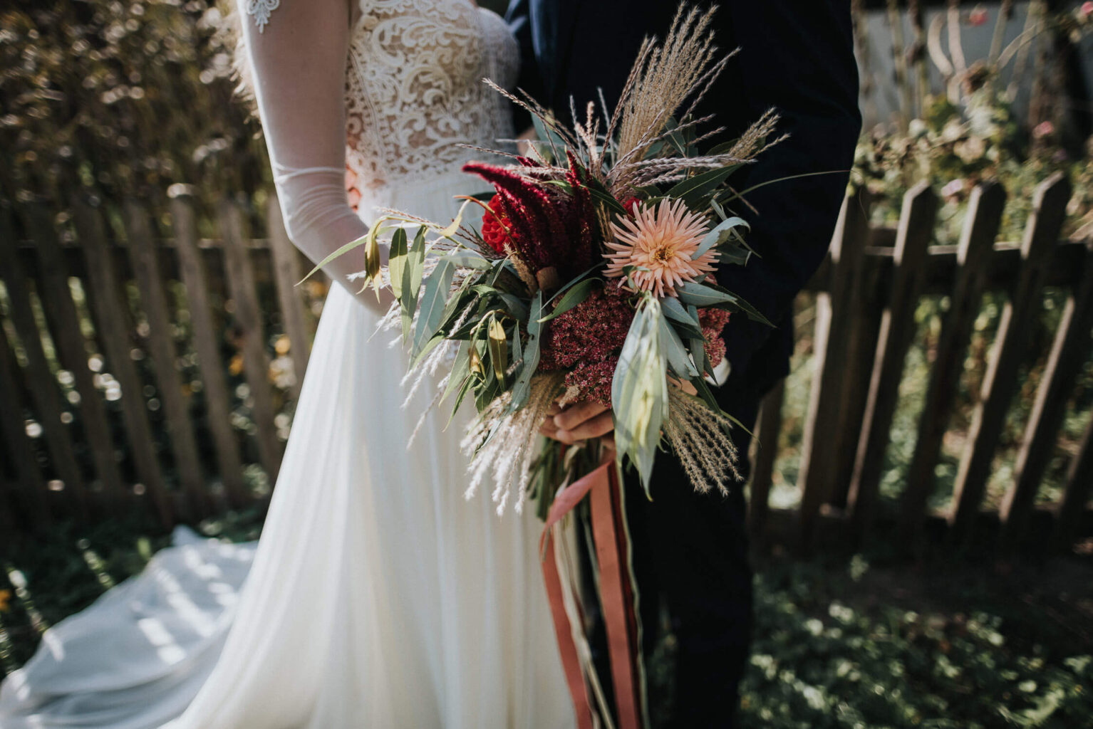 Zbliżenie na rustykalny bukiet panny młodej