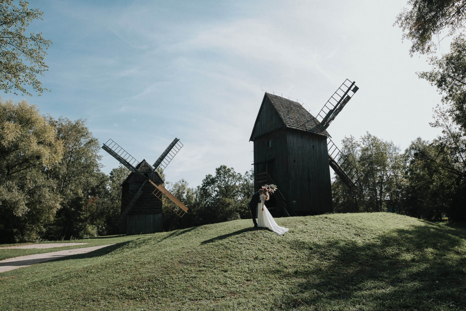 Rustykalna para młoda na tle wiatraków w skansenie w Opolu