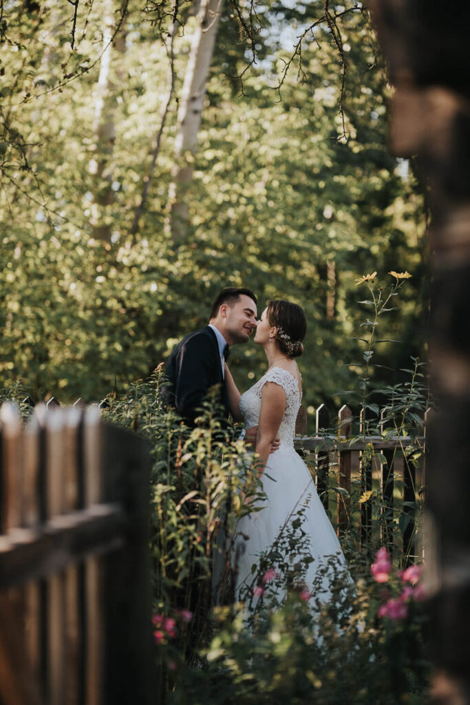 Rustykalny kadr przedstawiający parę młodą w ogrodzie skansenu w opolu