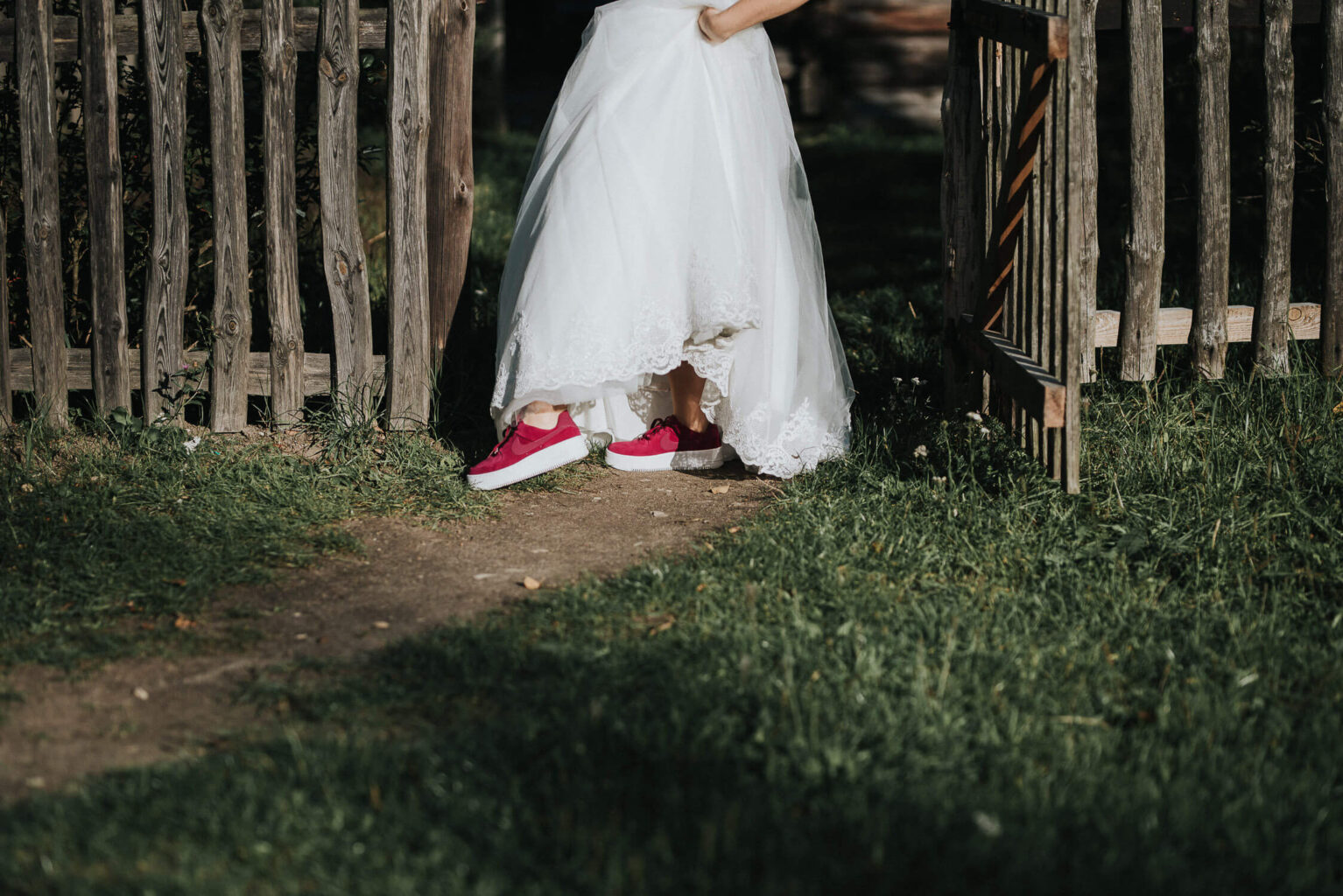 Zbliżenie na trampki panny młodej podczas sesji w skansenie w opolu