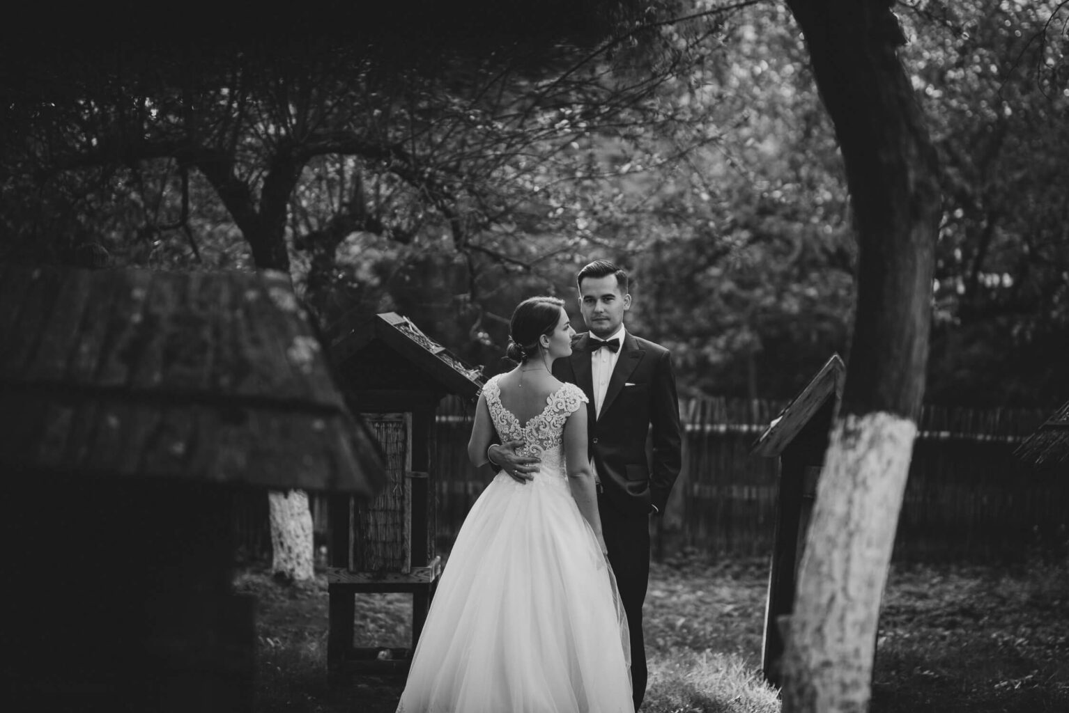 Kadr z rustykalnej sesji zdjęciowej pośród starych uli w muzeum wsi opolskiej