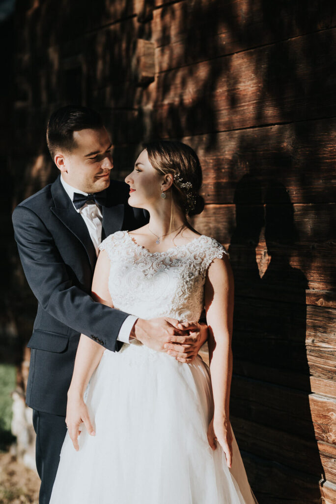 Para młoda w cieniu drzew w ogrodzie Muzeum Wsi Opolskiej