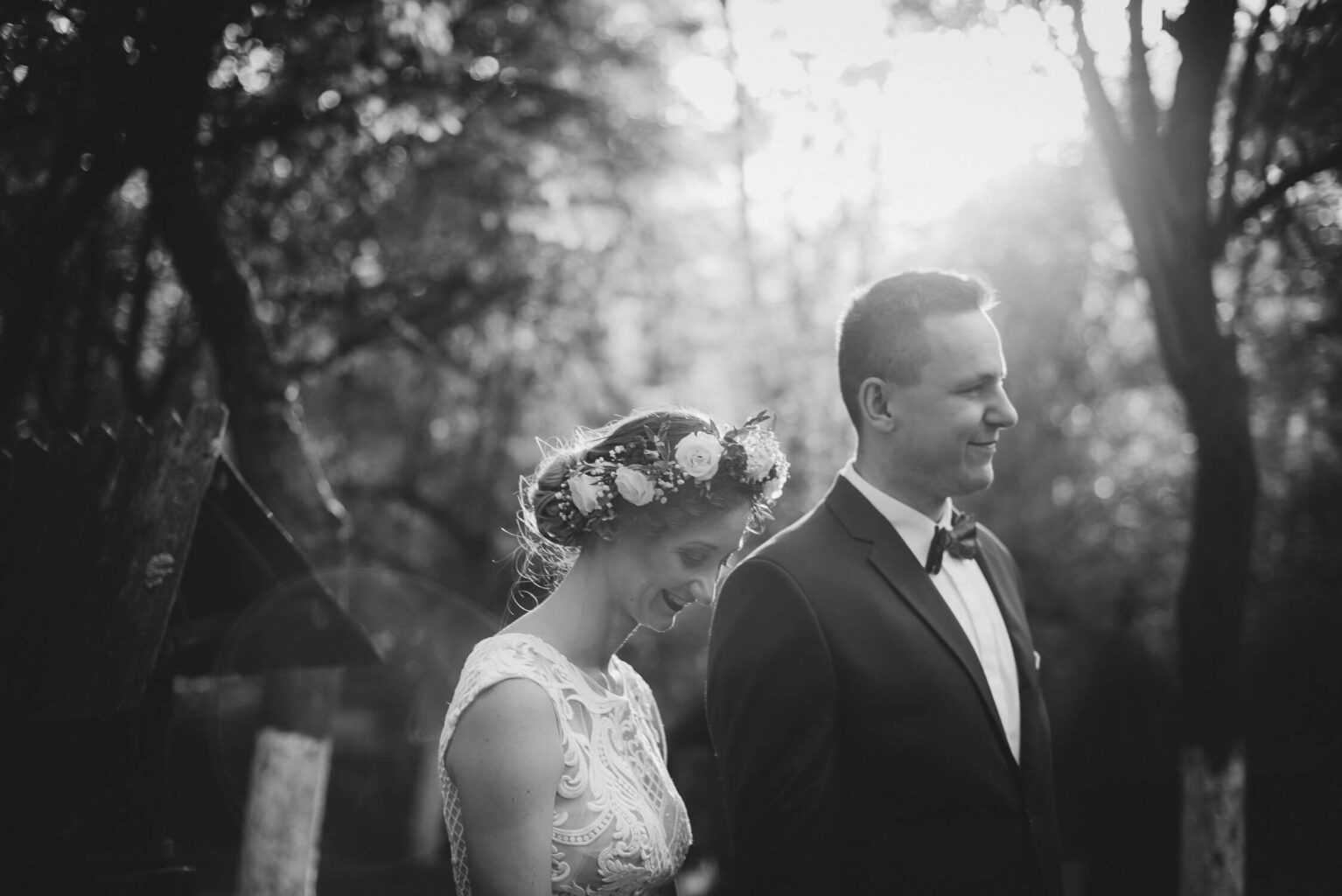 Kadr z rustykalnej sesji zdjęciowej przedstawiający parę młodą w ogrodzie skansenu w Opolu